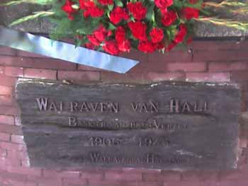 Plaquette bij het monument voor Walraven van Hall, foto Plekker