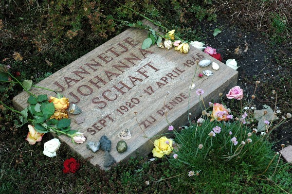 Het graf van Hannie Schaft, de enige vrouw op de Eerebegraafplaats